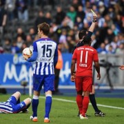  拜仁慕尼黑客场逆转柏林赫塔，积分领跑德甲  